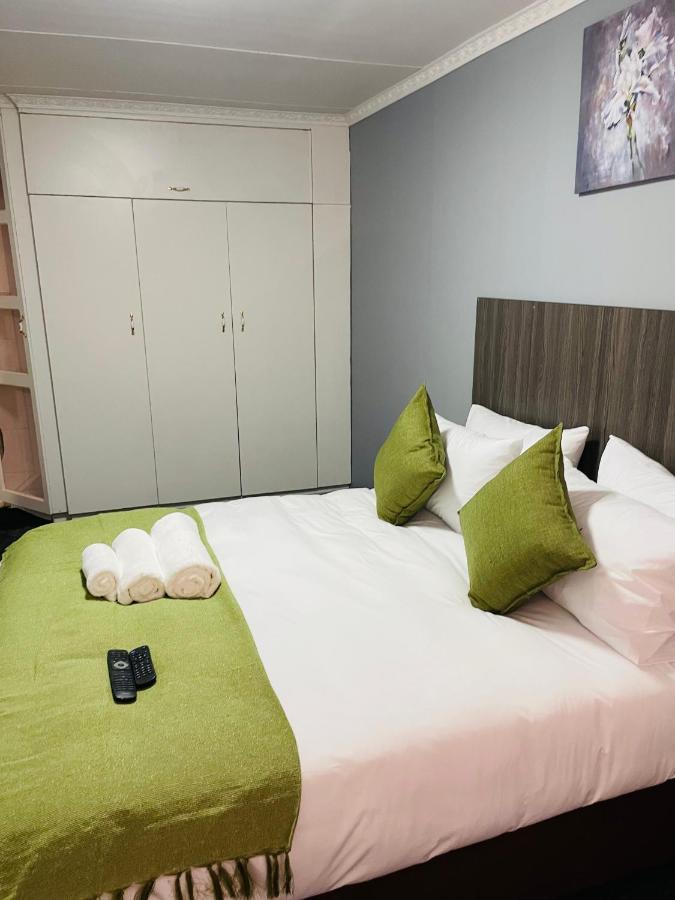Host Hub Guest House كمبتون بارك المظهر الخارجي الصورة