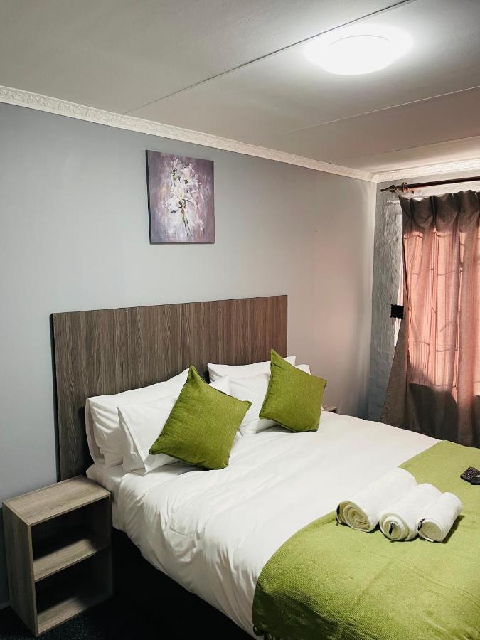 Host Hub Guest House كمبتون بارك المظهر الخارجي الصورة