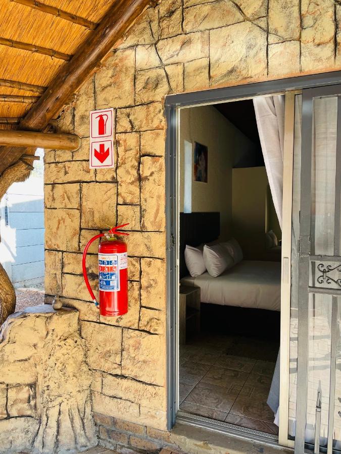 Host Hub Guest House كمبتون بارك المظهر الخارجي الصورة