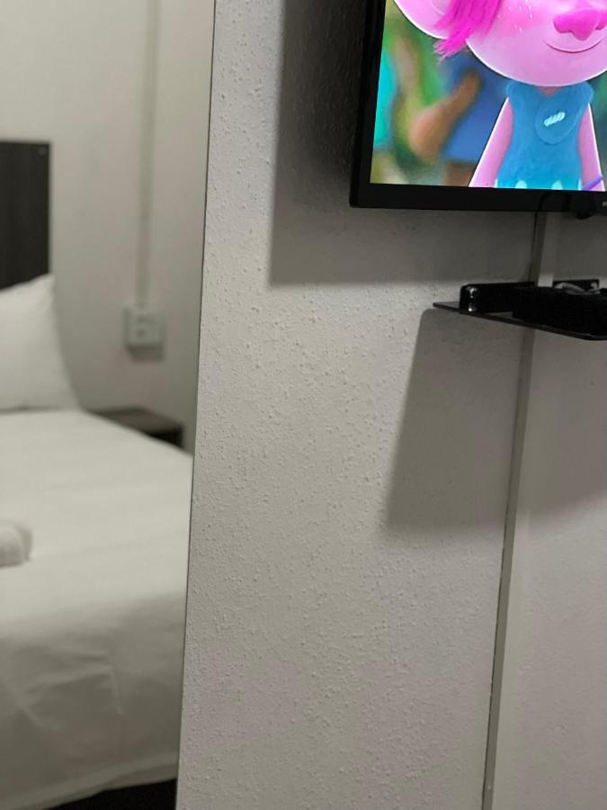 Host Hub Guest House كمبتون بارك المظهر الخارجي الصورة