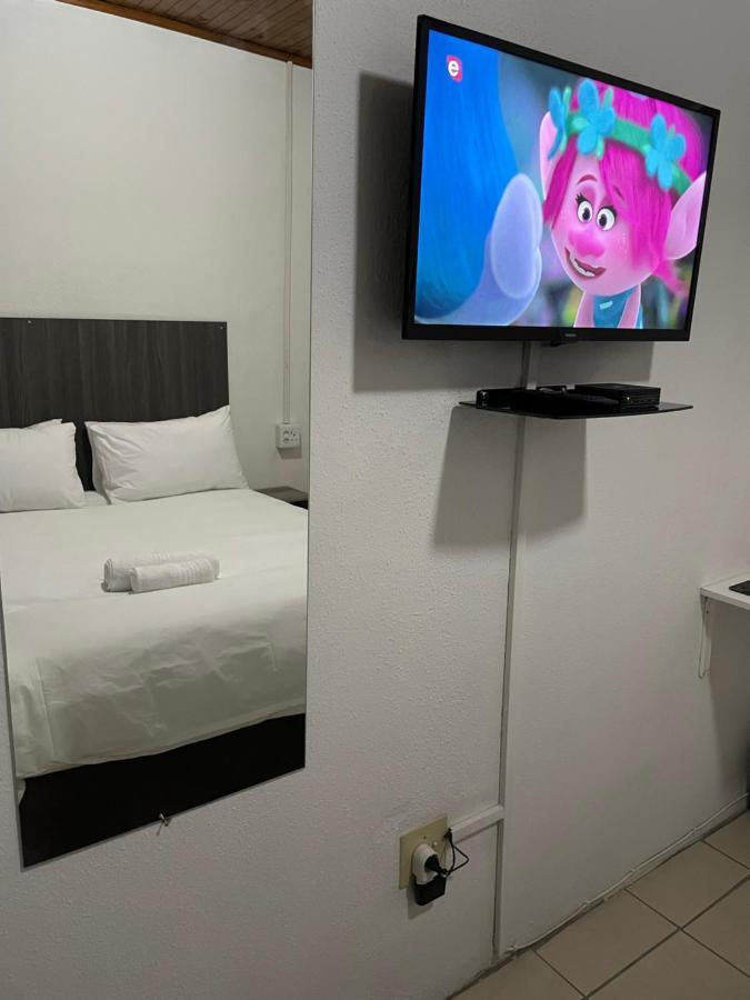 Host Hub Guest House كمبتون بارك المظهر الخارجي الصورة