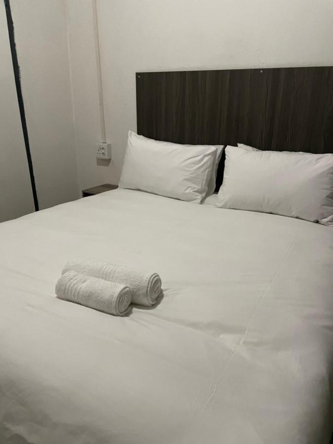 Host Hub Guest House كمبتون بارك المظهر الخارجي الصورة