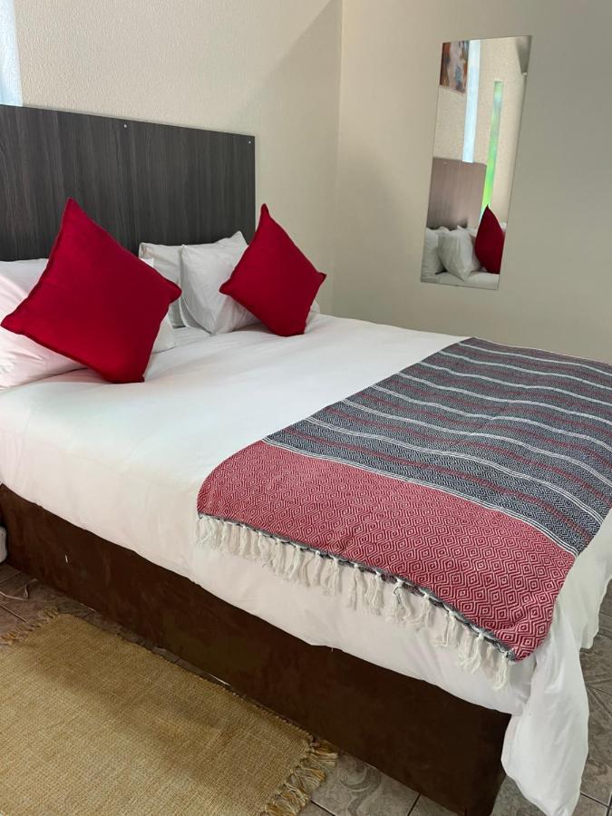 Host Hub Guest House كمبتون بارك المظهر الخارجي الصورة