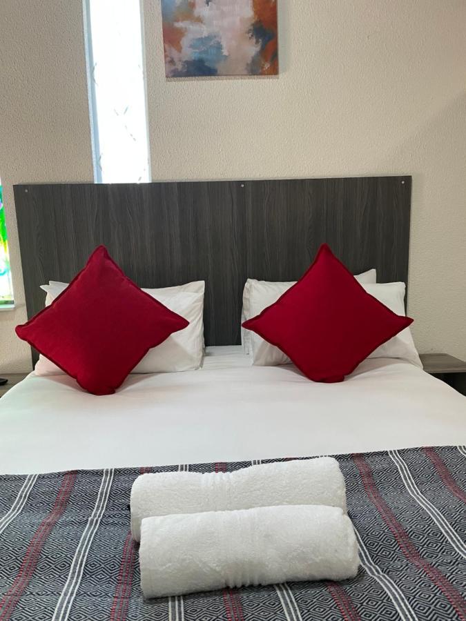 Host Hub Guest House كمبتون بارك المظهر الخارجي الصورة