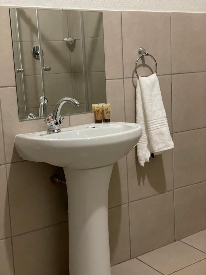 Host Hub Guest House كمبتون بارك المظهر الخارجي الصورة