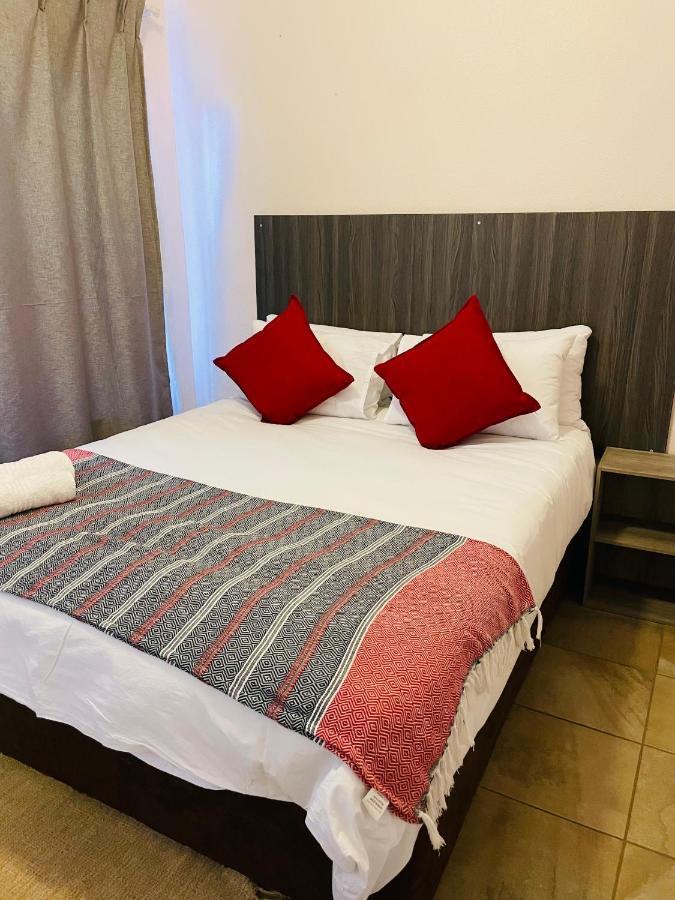Host Hub Guest House كمبتون بارك المظهر الخارجي الصورة