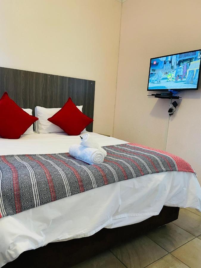 Host Hub Guest House كمبتون بارك المظهر الخارجي الصورة