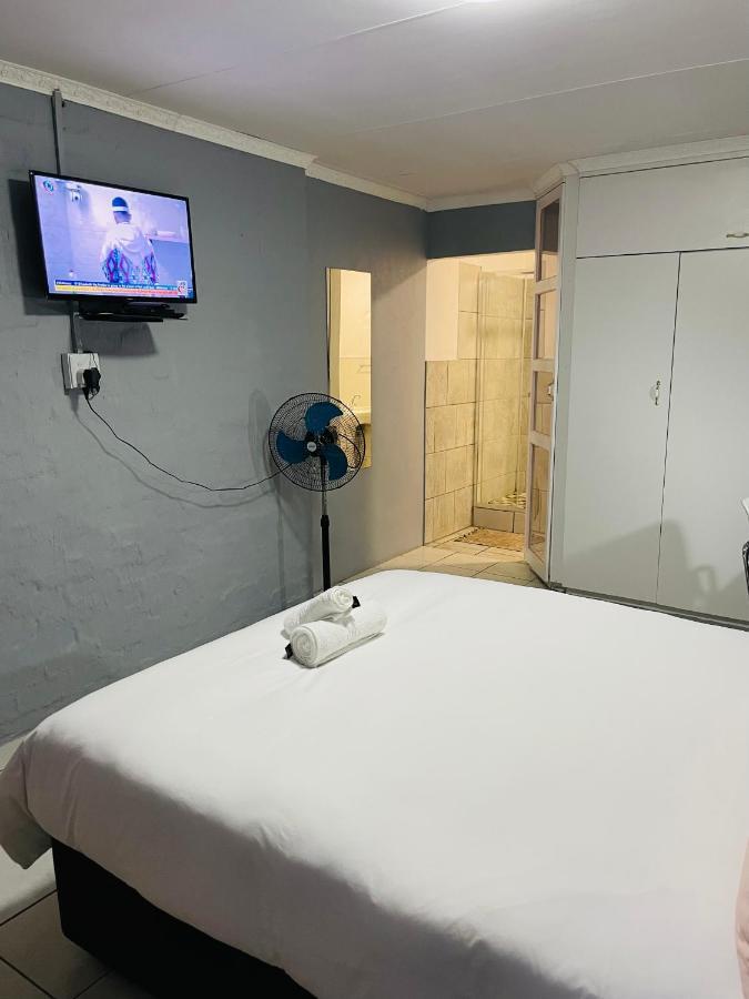 Host Hub Guest House كمبتون بارك المظهر الخارجي الصورة
