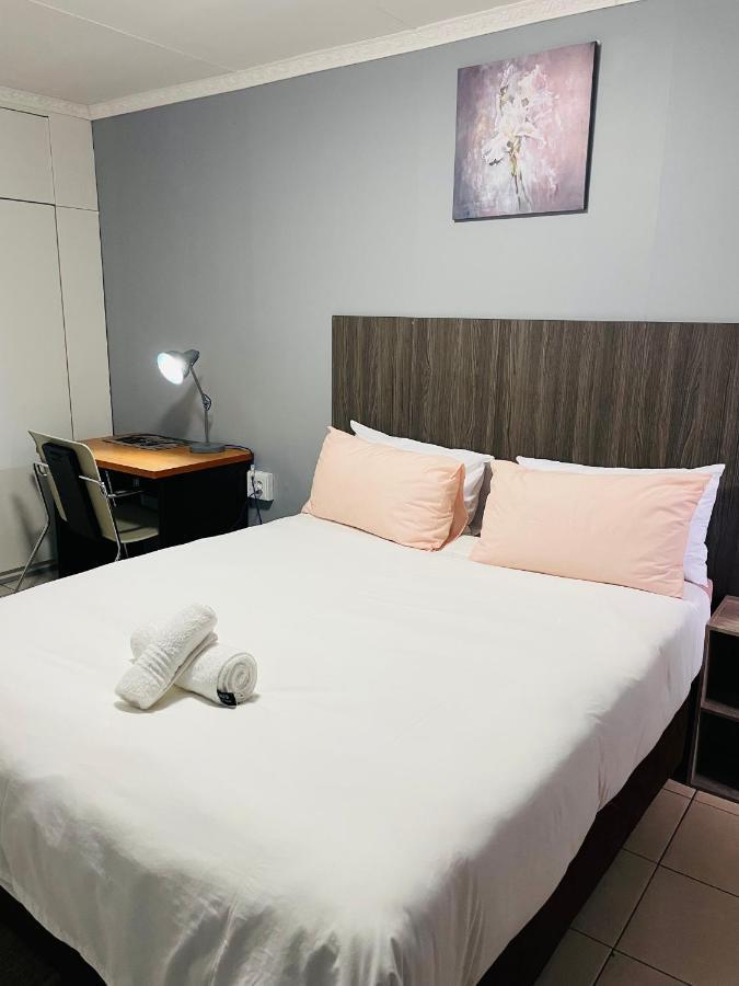 Host Hub Guest House كمبتون بارك المظهر الخارجي الصورة