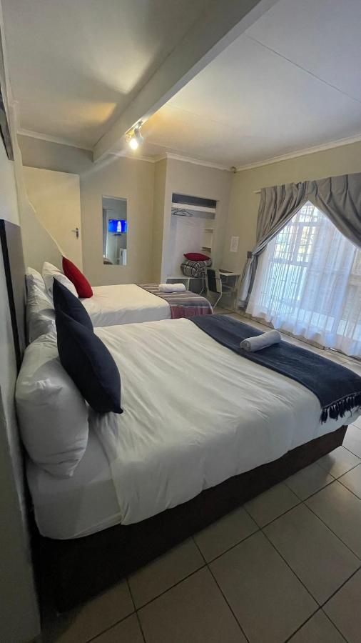 Host Hub Guest House كمبتون بارك المظهر الخارجي الصورة