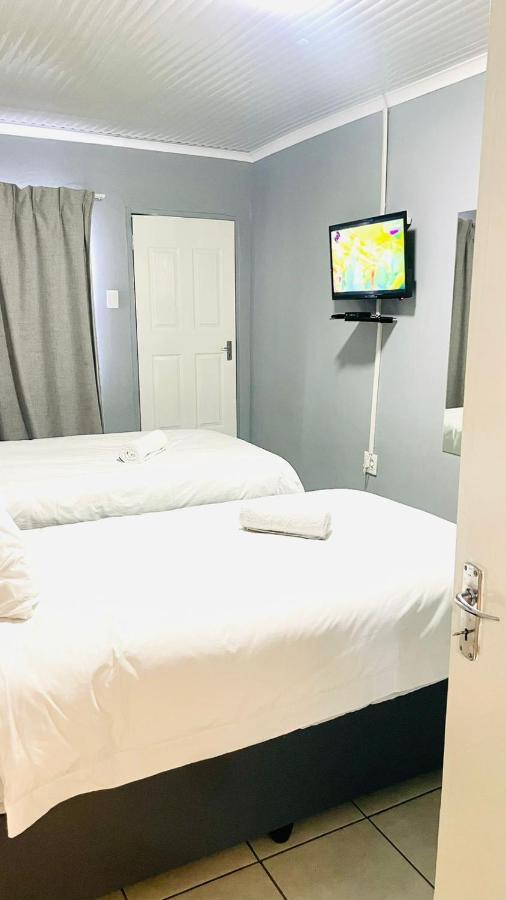 Host Hub Guest House كمبتون بارك المظهر الخارجي الصورة