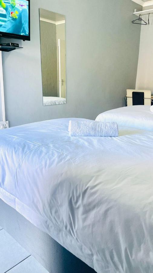Host Hub Guest House كمبتون بارك المظهر الخارجي الصورة
